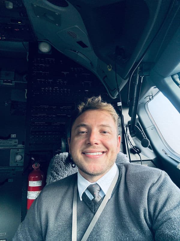 Ex-aluno Voe Floripa hoje piloto profissional