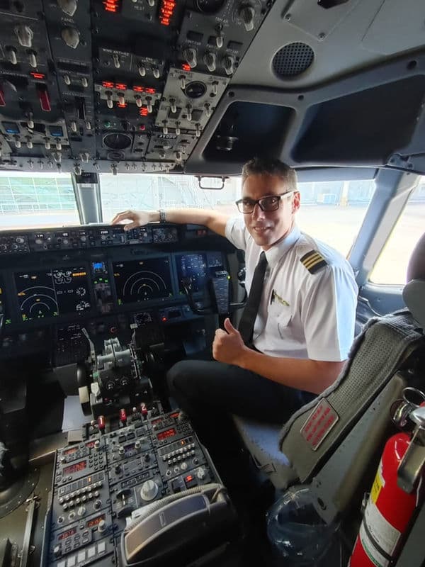 Ex-aluno Voe Floripa hoje piloto profissional